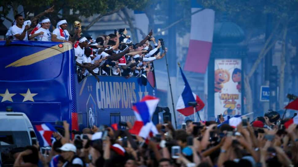 French fans give hero welcome to &quot;Les Bleus&quot; World Cup champions