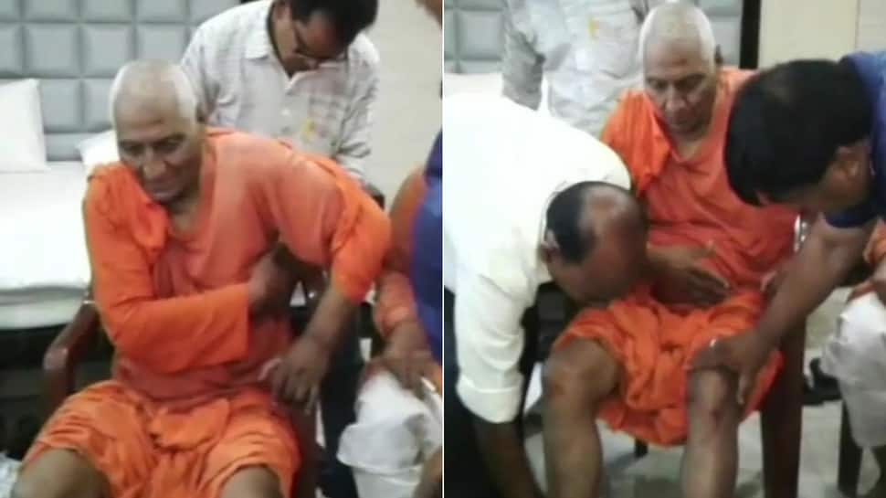 Activist Swami Agnivesh allegedly thrashed by BJP Yuva Morcha workers in Jharkhand