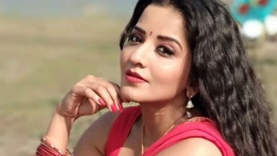 Monalisa sizzles in red saree, turns Mohona for daily soap &#039;Nazar&#039;—See pics