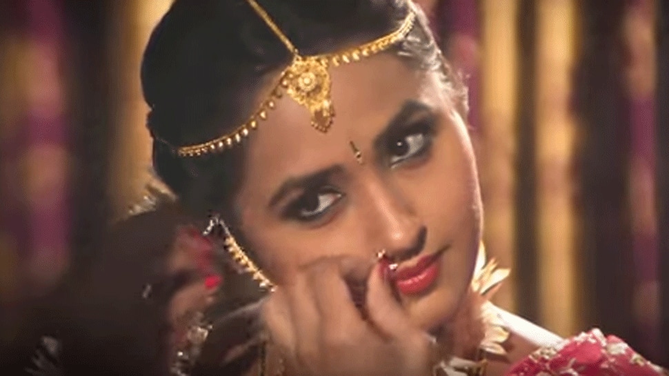 Kajal Raghwani&#039;s latest Bhojpuri song Naihar Ke Palangiya will make you groove in desi style - Watch