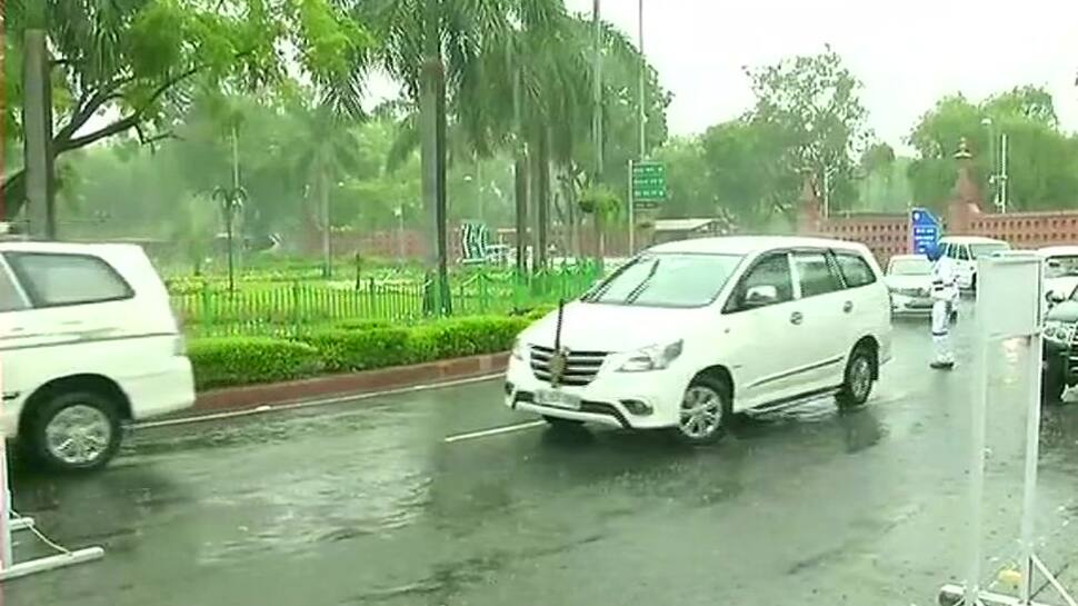 Delhi wakes up to light rain, Met predicts heavy showers through the day