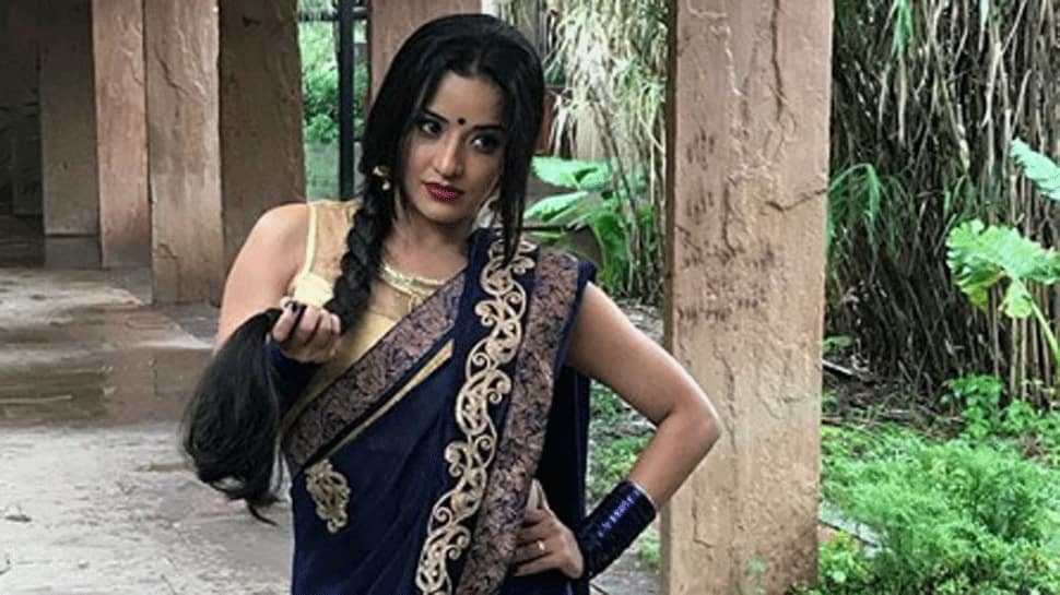 Monalisa makes her &#039;daayan&#039; avatar look irresistibly stunning in this navy blue saree - See pics