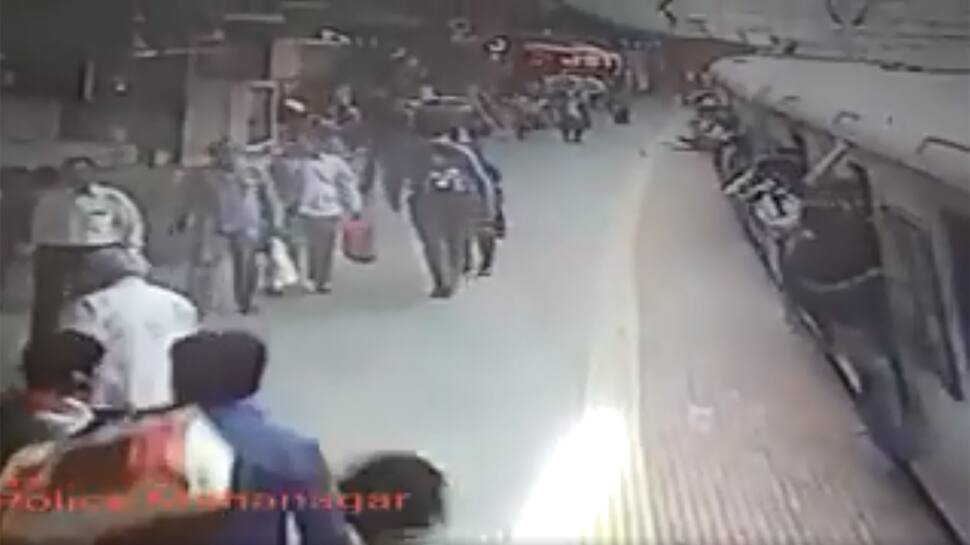 Alert RPF constable saves woman from getting crushed under a train, Railway Minister calls it &#039;heroic&#039;- Watch