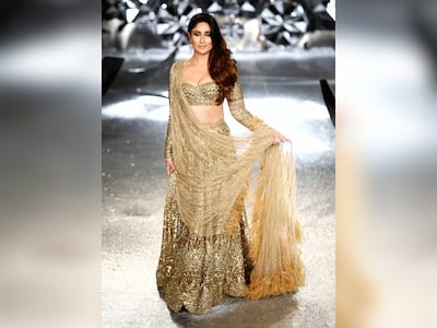 Photo gallery: India Couture Week 2018: Kangana Ranaut goes the Victorian  way, Kareena Kapoor Khan shimmers in gold | News | Zee News
