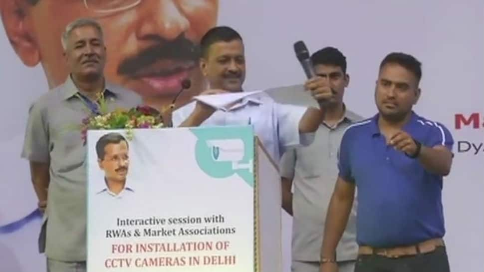 Arvind Kejriwal, on stage, rips LG&#039;s report on CCTV cameras