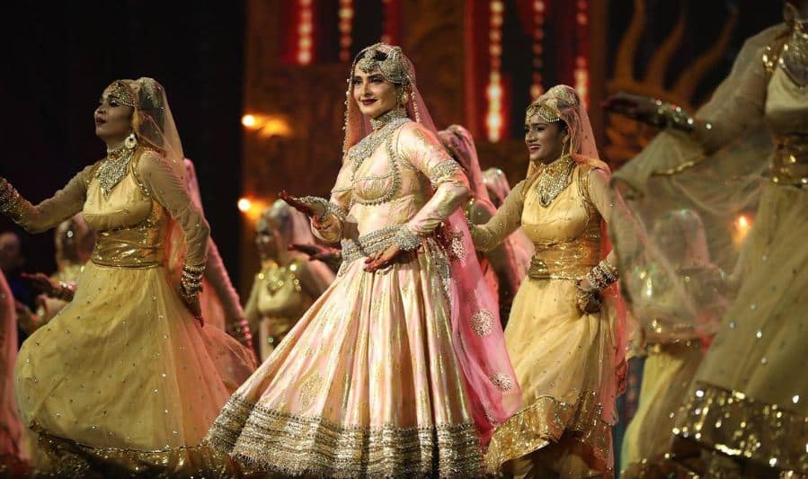 Iifa Awards 2018: Rekha Brings The House Down, Bollywood Superstars 