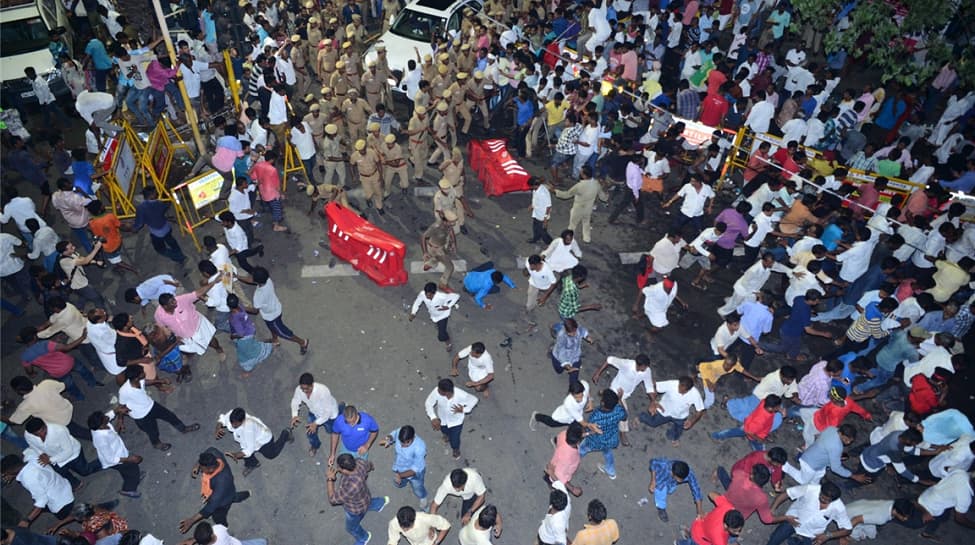 Yama raja po po: Karunanidhi&#039;s supporters refuse to budge from hospital premises, chant &#039;Give our Thalaivar back&#039;