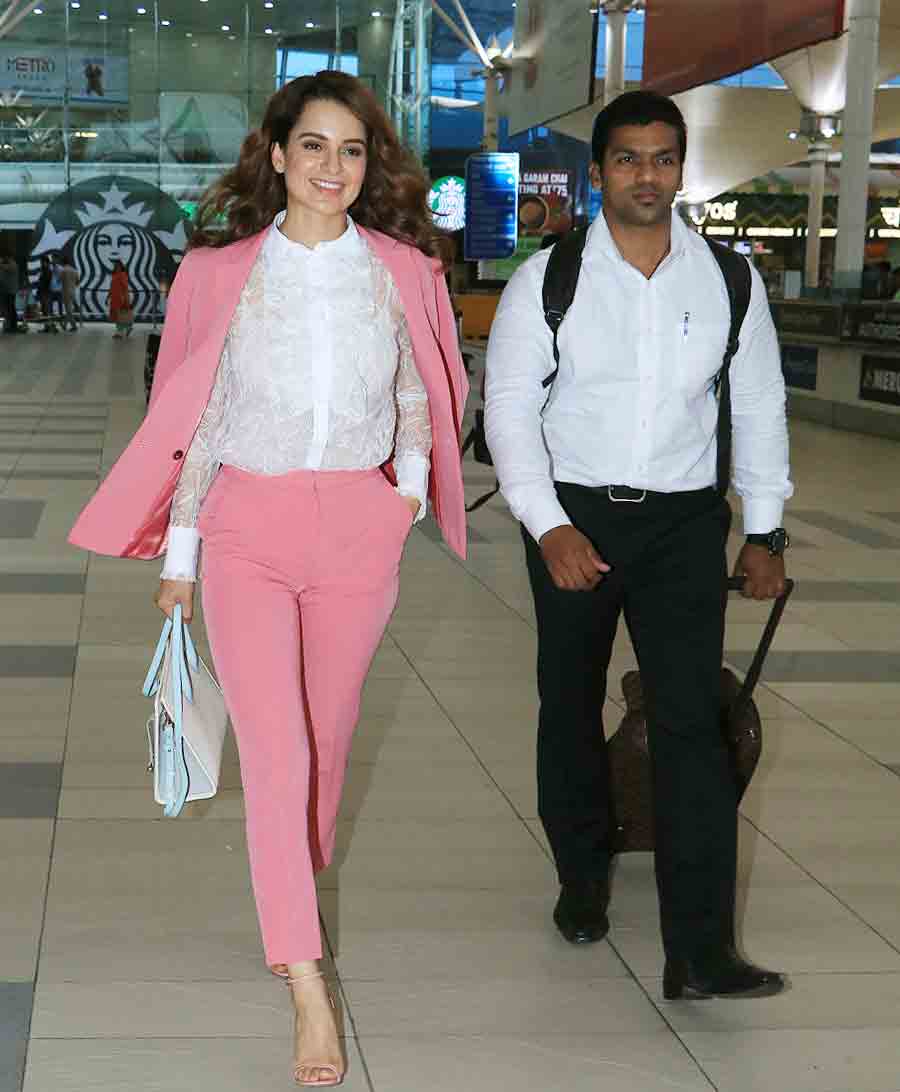 Bollywood Actresses in Hot Pink Pant Suit: Kangana Ranaut's Airport Look  Adds to Top Five Power Suit Moments!