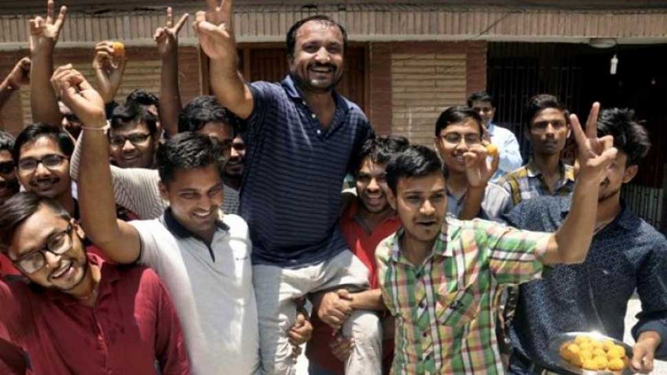 Tejashwi Yadav, Shatrughan Sinha back Super 30 coach Anand Kumar over &#039;false claim&#039; charges