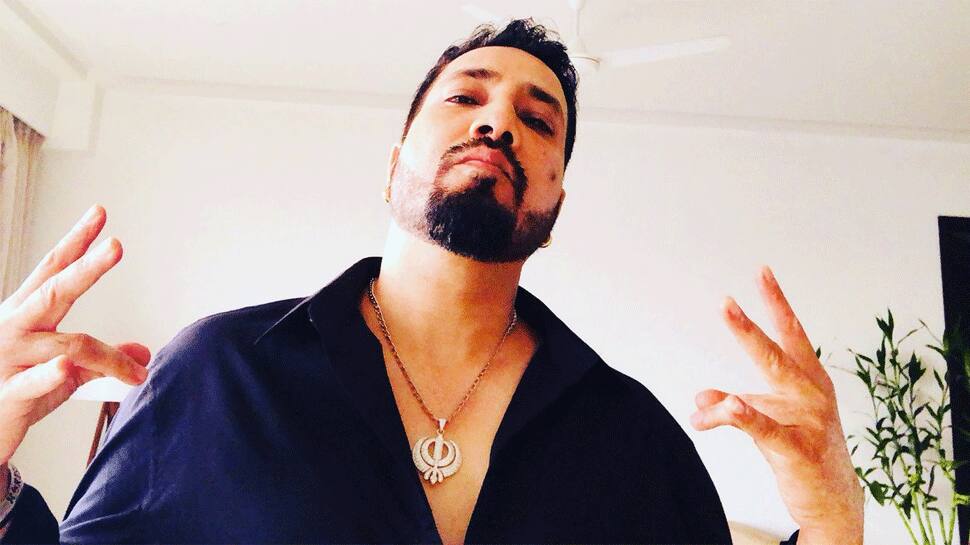 Singer Mika Singh robbed of Rs 300,000 cash, jewels