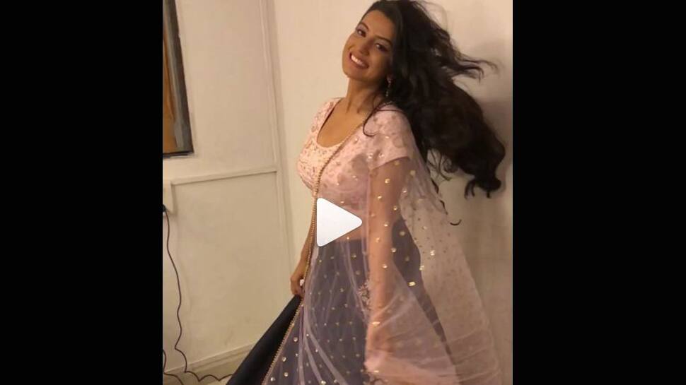 Bhojpuri beauty Akshara Singh twirls to the tune of Dhadak&#039;s title song