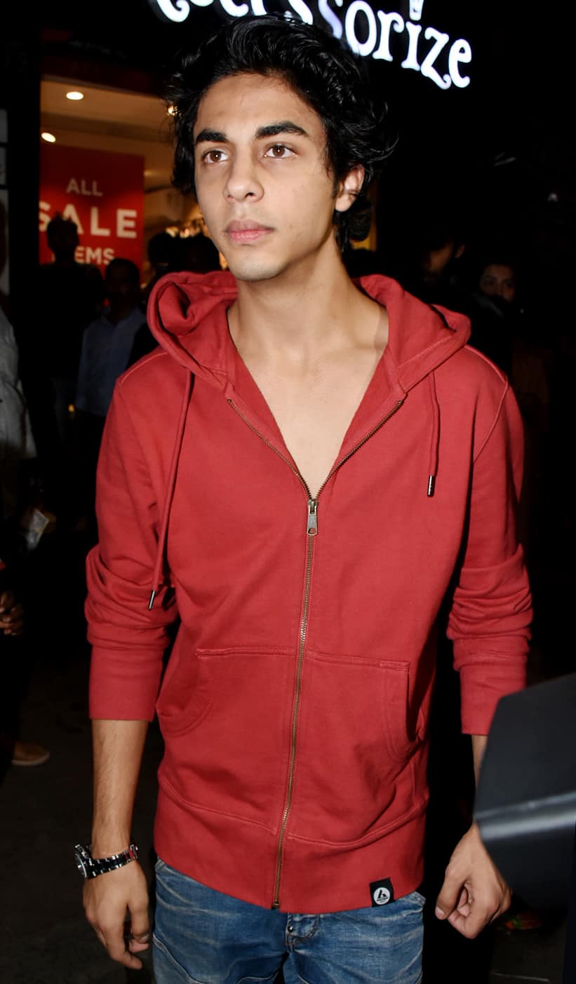 Photo Gallery: Aryan Khan looks dapper while hanging out in Bandra in ...