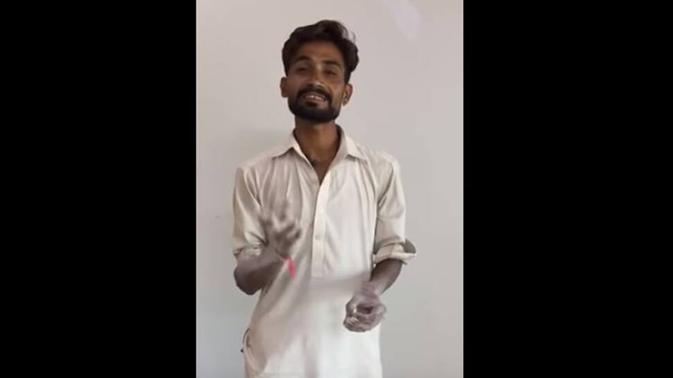 This video of Pakistani painter crooning Arijit Singh&#039;s songs is going viral for all the right reasons-Watch