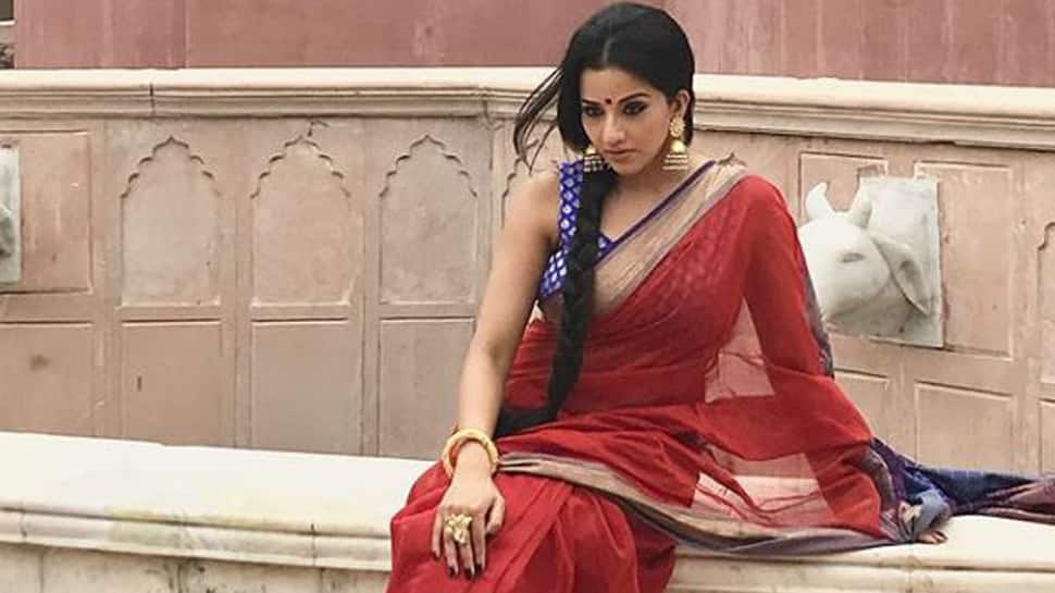 Bhojpuri sizzler Monalisa&#039;s red hot avatar will take your breath away-Watch