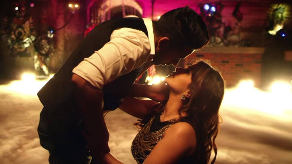Bigg Boss 11 couple Puneesh Sharma-Bandgi Kalra&#039;s &#039;Love Me&#039; song is sensuous and bold—Watch