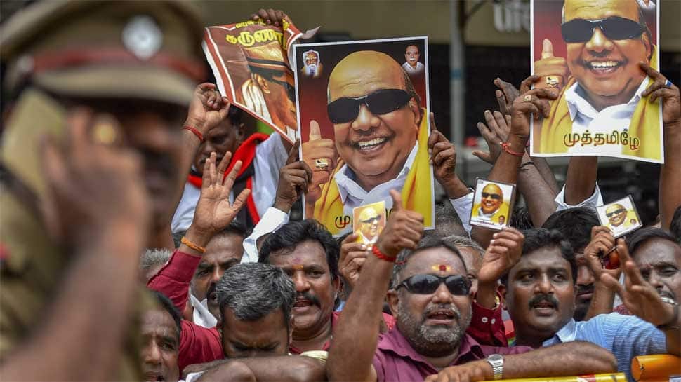 Karunanidhi dead: Madras HC likely to decide on burial site tonight; violence outside hospital by cadres