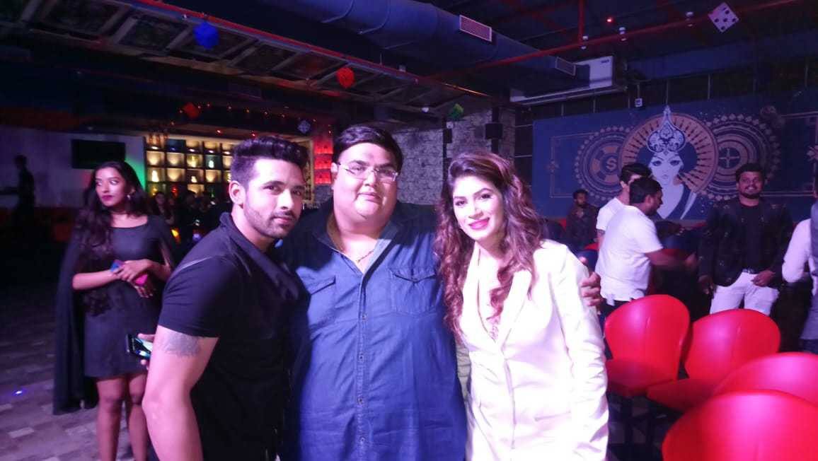 Bandgi-Puneesh pose for clicks