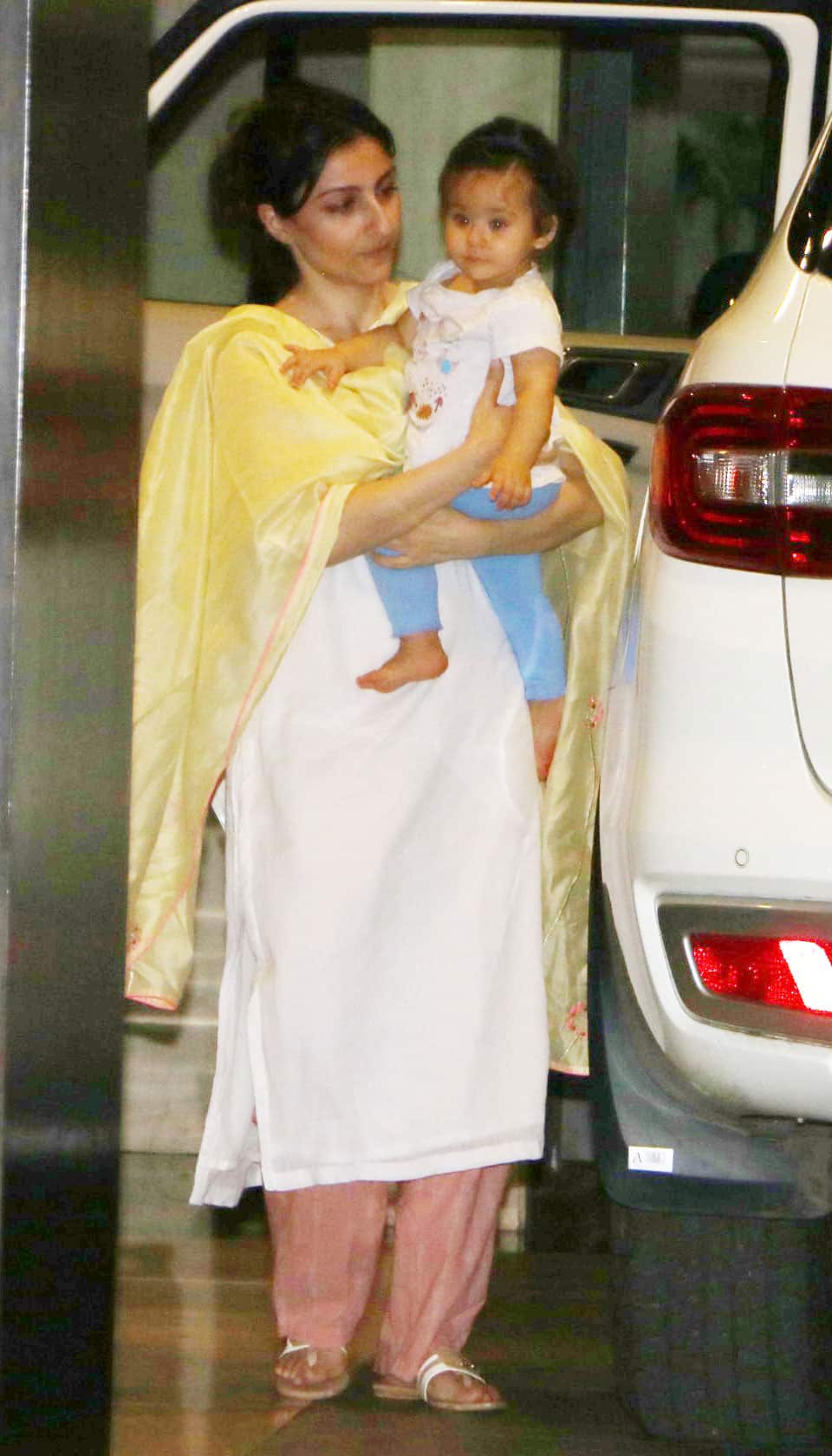 Soha Ali Khan outside Kareena's house
