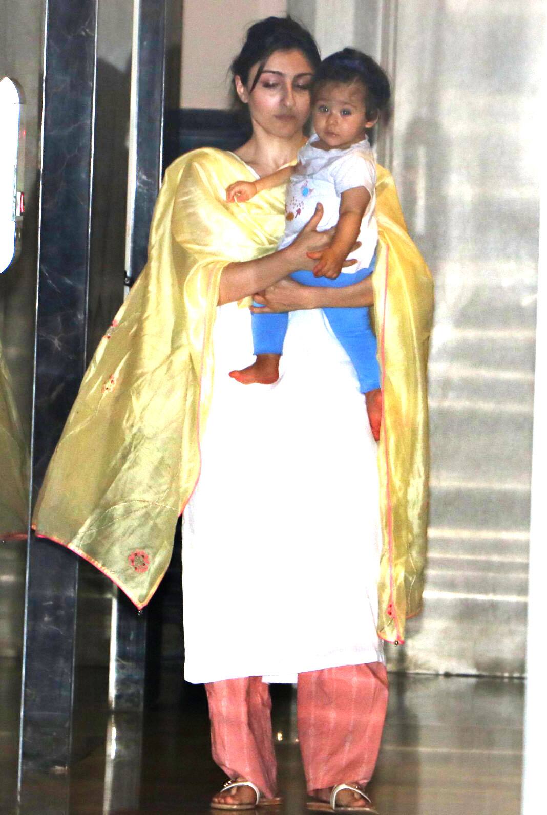 Soha with daughter Inaaya pose for clicks