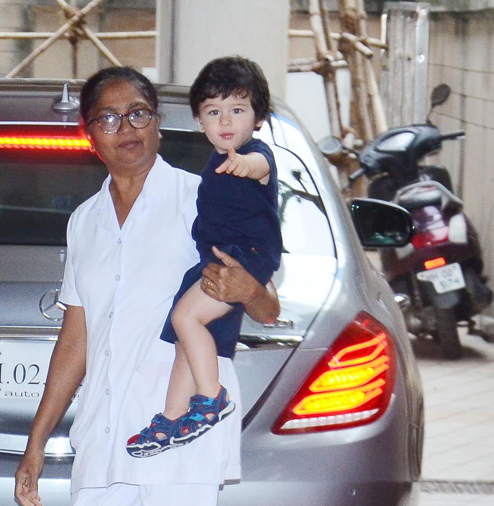 Taimur strikes a cute pose while looking at the paparazzi.