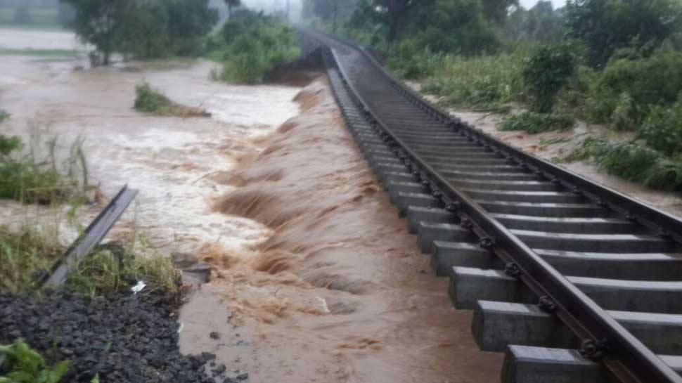 Kerala floods: Over 100 houses vacated, boats used to evacuate people from low-lying areas - Watch