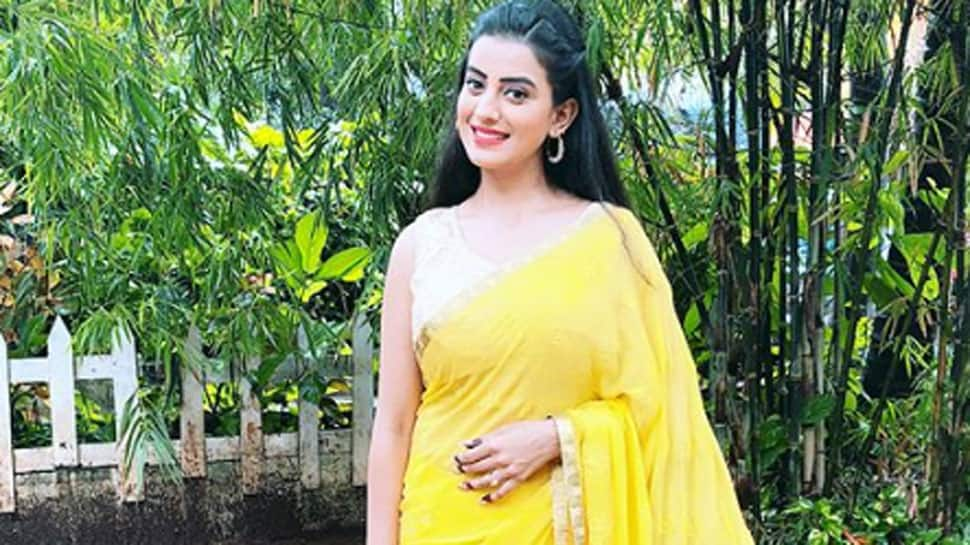 Bhojpuri diva Akshara Singh dazzles in a yellow saree - See pics