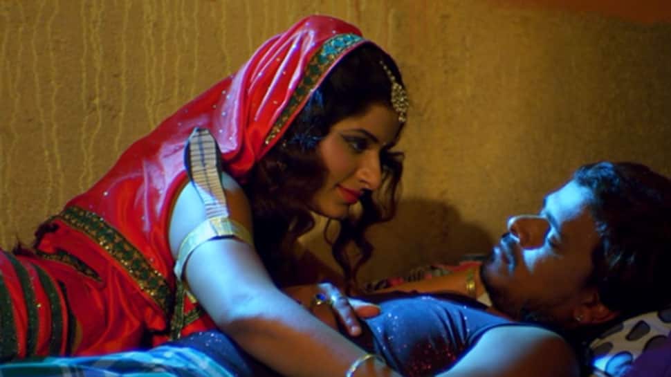 Bhojpuri siren Poonam Dubey celebrates 10 million views of Chana Jor Garam  | Bhojpuri News | Zee News