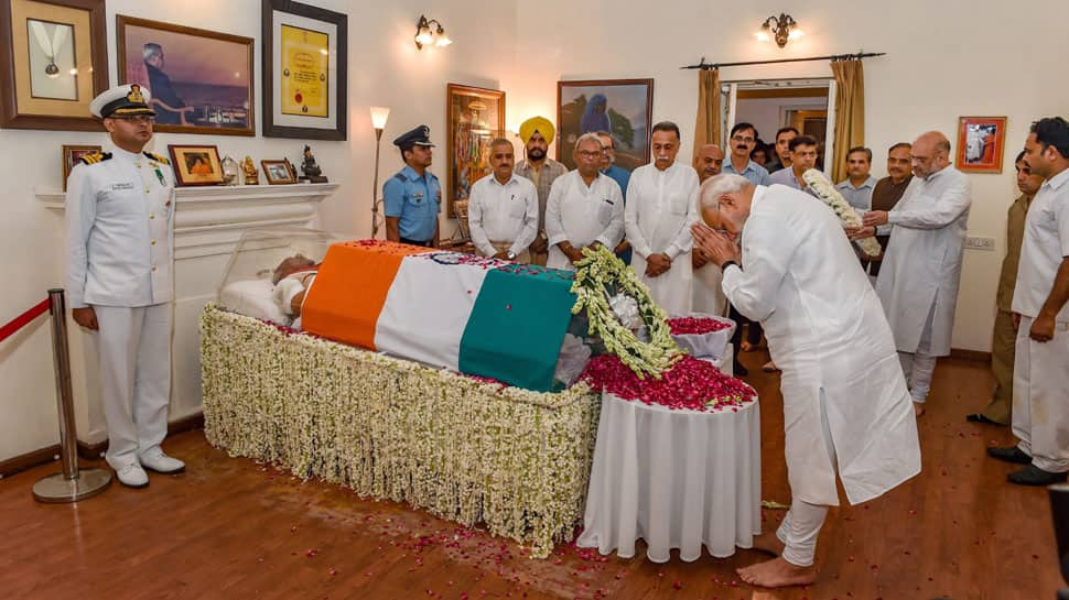 Atal Bihari Vajpayee&#039;s mortal remains kept at his residence for last respect; funeral at 4 pm tomorrow