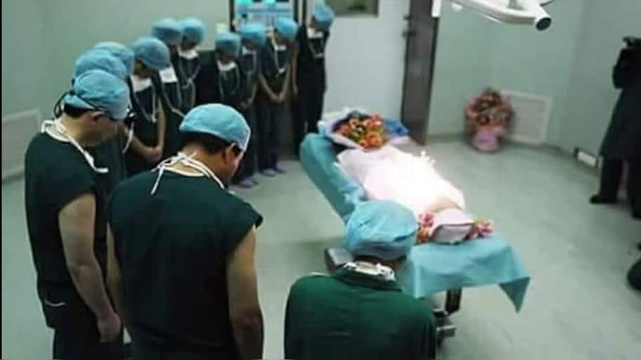 Photo of AIIMS doctors paying their last respects to Atal Bihari ...