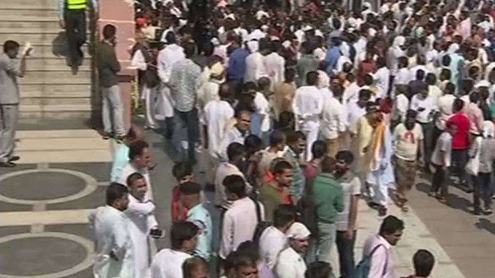 Public queues up outside Atal Bihari Vajpayee&#039;s residence to pay homage