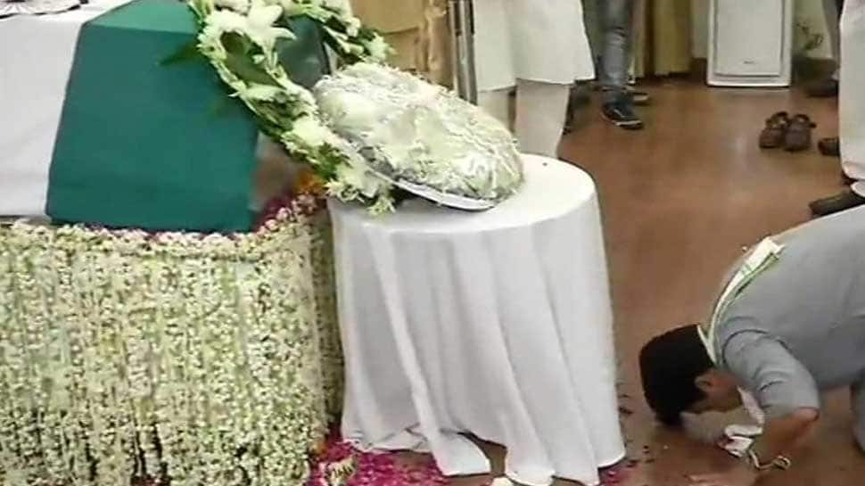 Jyotiraditya Scindia bows down to pay tribute to Atal Bihari Vajpayee