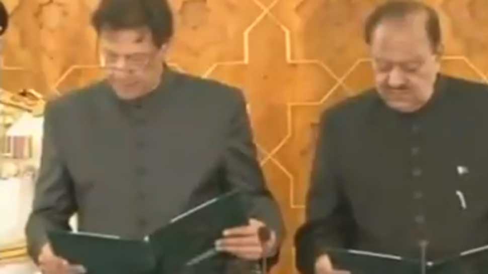 Imran Khan fumbles, says &#039;sorry&#039; while taking oath as Pakistan&#039;s 22nd PM: Watch