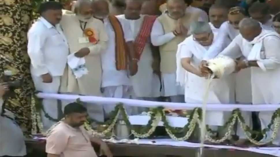 Atal Bihari Vajpayee&#039;s daughter immerses his ashes in Haridwar - Video