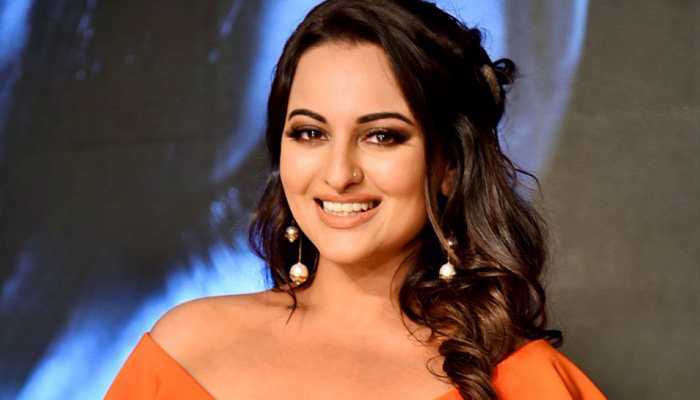 Father looking forward to watching &#039;Happy Phir Bhag Jayegi&#039;: Sonakshi Sinha