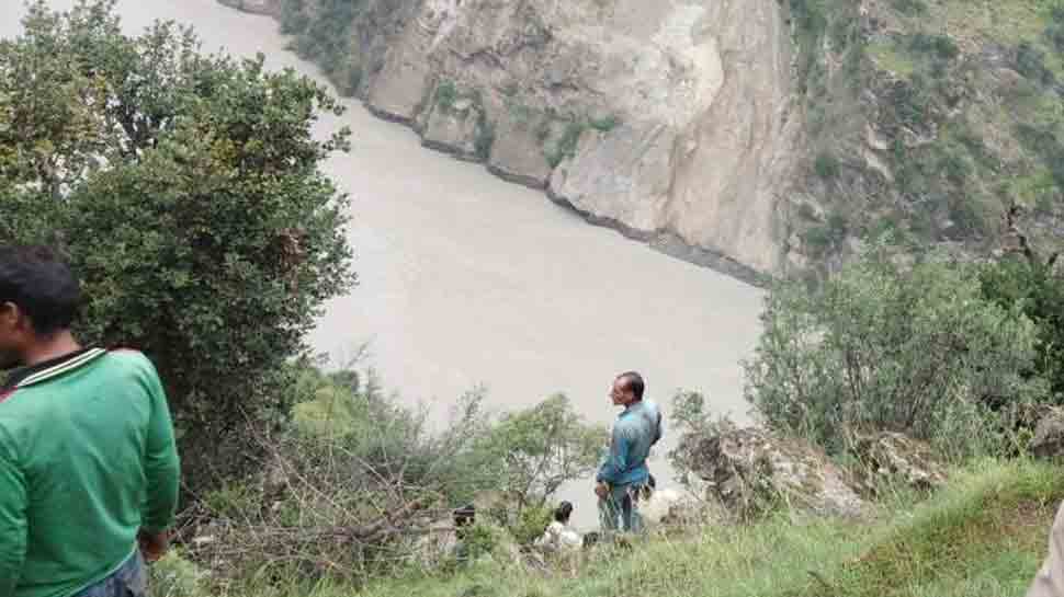 11 killed as vehicle carrying Machail yatra pilgrims falls into Chenab river in J&amp;K&#039;s Kishtwar; 5-yr-old lone survivor