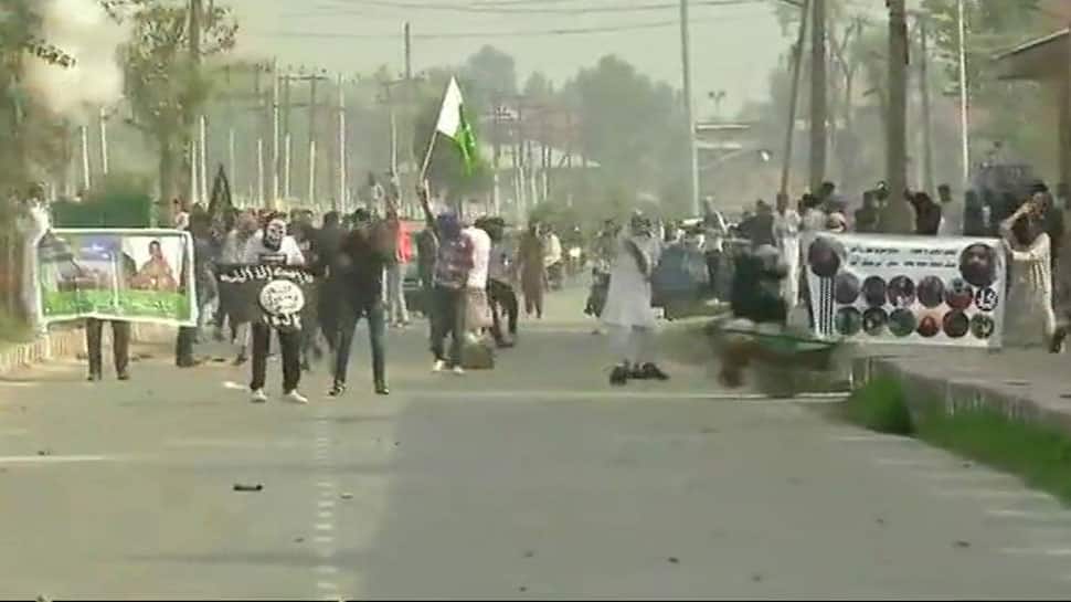 Protesters wave Pakistani and ISIS flags in Srinagar; pelt stones on forces after Eid namaz