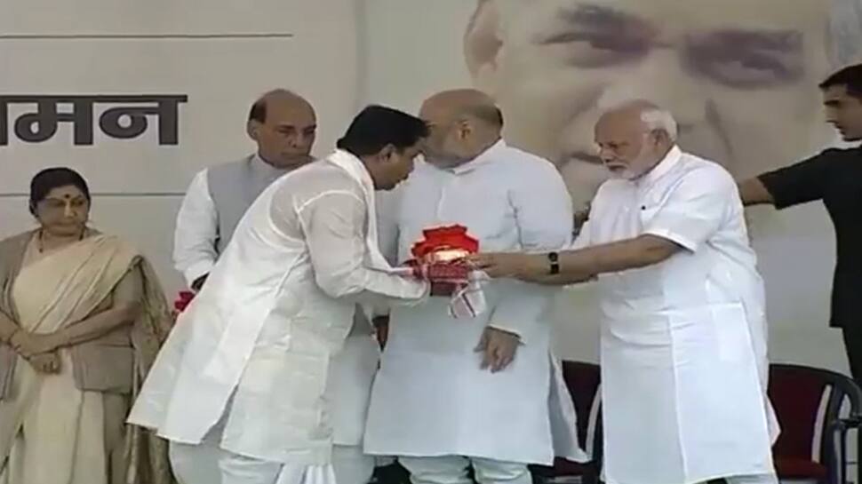 PM Modi, Amit Shah hand urns with Vajpayee&#039;s ashes to party chiefs