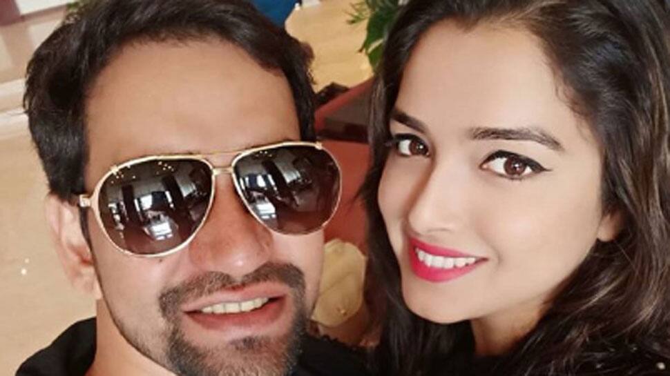 Dinesh Lal Yadav Nirahua and Amrapali Dubey&#039;s latest Instagram pic is uber cool