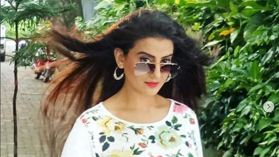 Akshara Singh looks like a princess in white-See pic