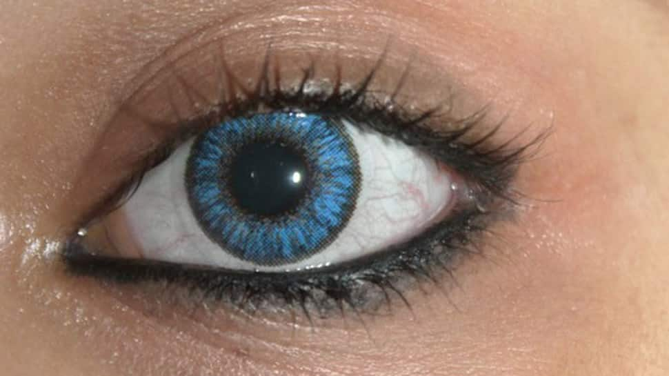 Scientists develops color-changing contact lens to detect eye damage