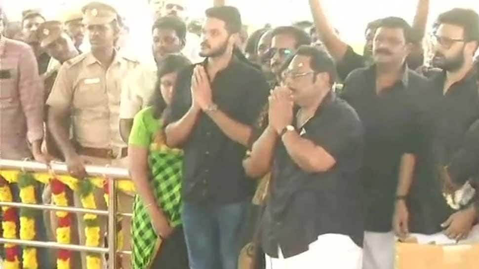 Show of strength by MK Alagiri at Karunanidhi&#039;s memorial, holds rally to &#039;guard&#039; DMK