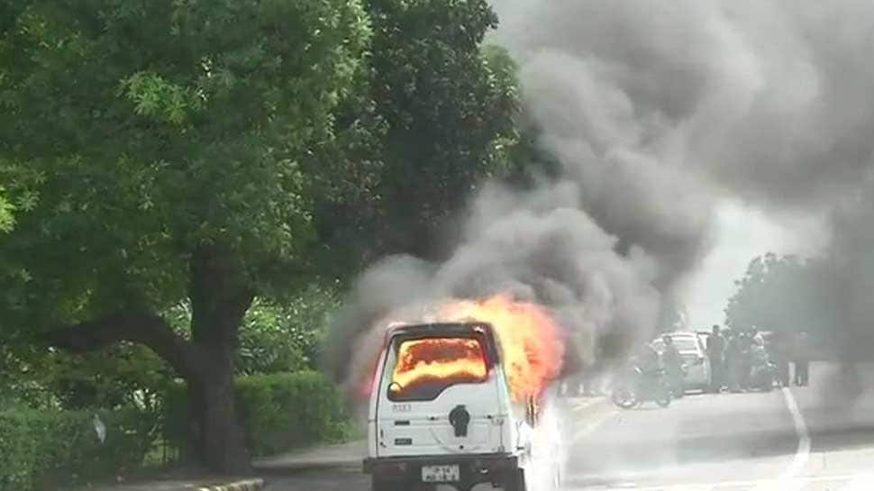 CISF vehicle catches fire at Delhi&#039;s Shantipath, no casualties reported 