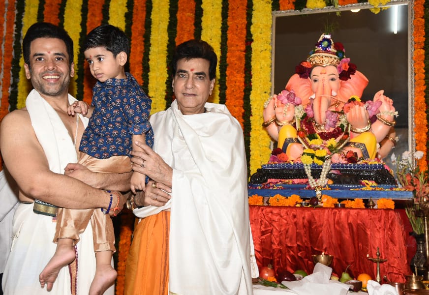 Tusshar Kapoor and Jeetendra welcome Bappa at home!