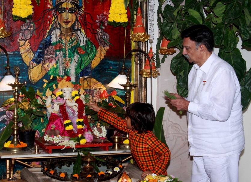 Suresh Oberoi prays to Bappa at home with grandson