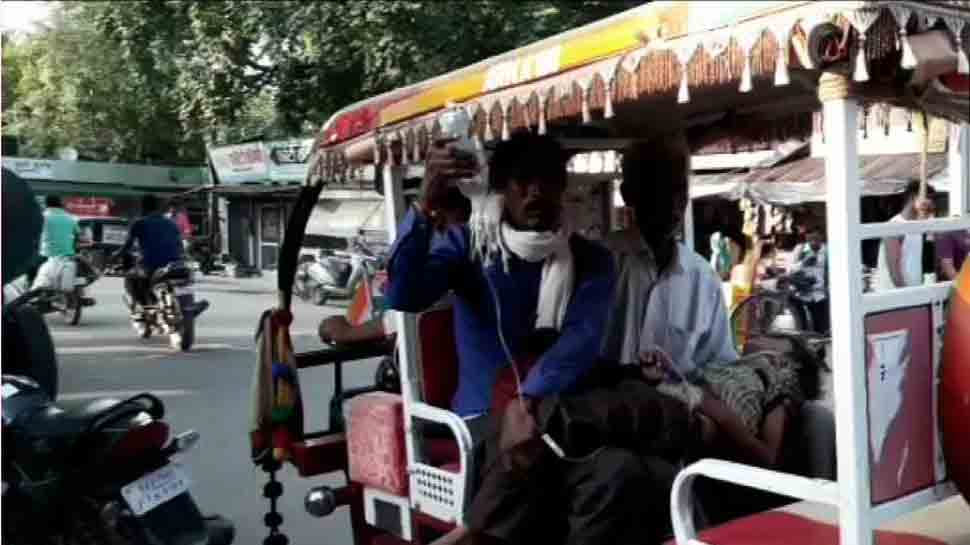 Man carries son in e-rickshaw due to unavailability of ambulance