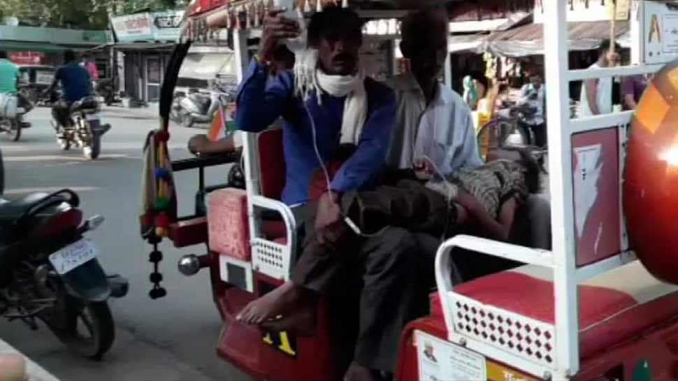 Uttar Pradesh: Man forced to take son in e-rickshaw in Banda due to unavailability of ambulance