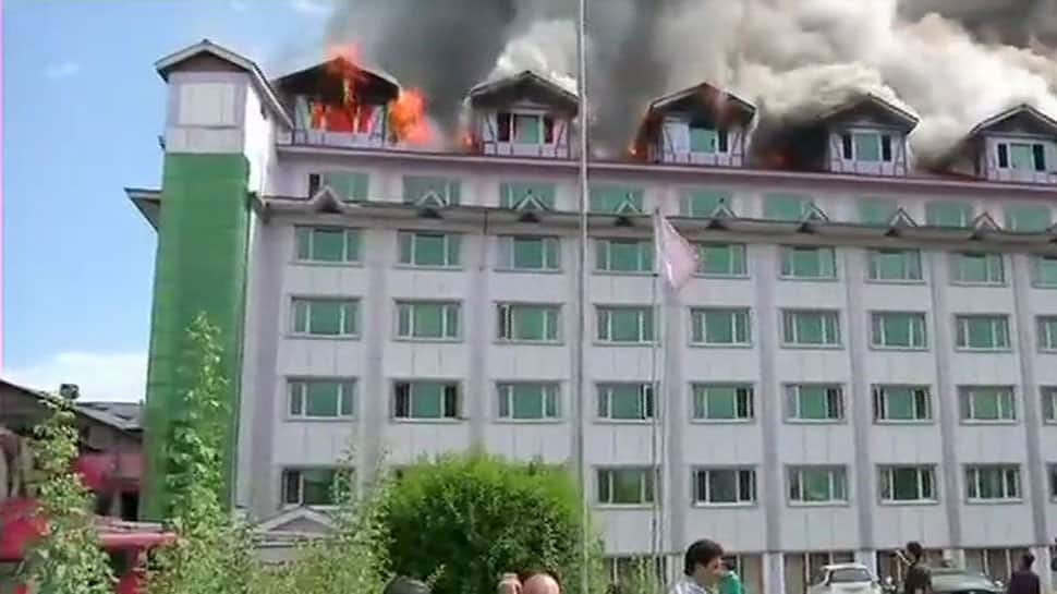 Fire breaks out at Pamposh Hotel in J&amp;K&#039;s Srinagar, 25 fire tenders at spot