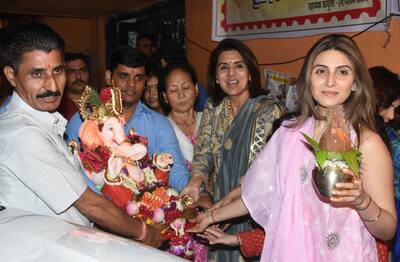 Neetu Kapoor and family at Ganpati Visarjan