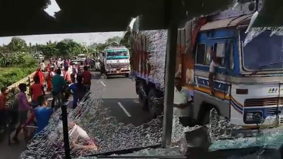 Massive clashes between students &amp; police in West Bengal leaves two dead, BJP observes bandh