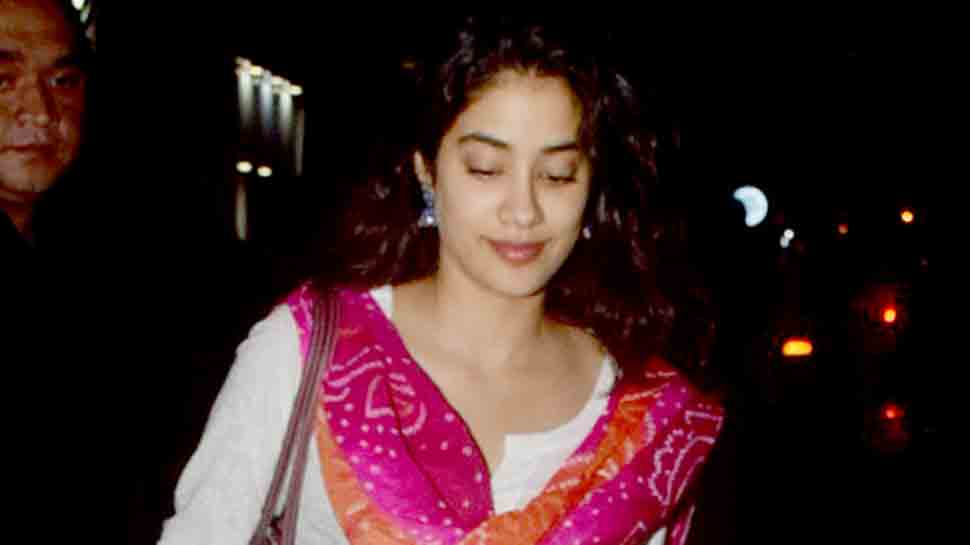 Janhvi Kapoor looks utterly ravishing in desi attire, bandhani dupatta — Photos inside